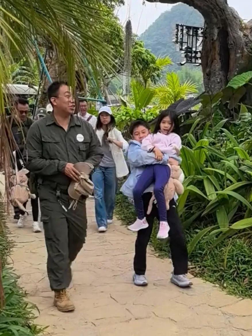 李念晒与老公恩爱合照__周慧敏赞老公晒恩爱