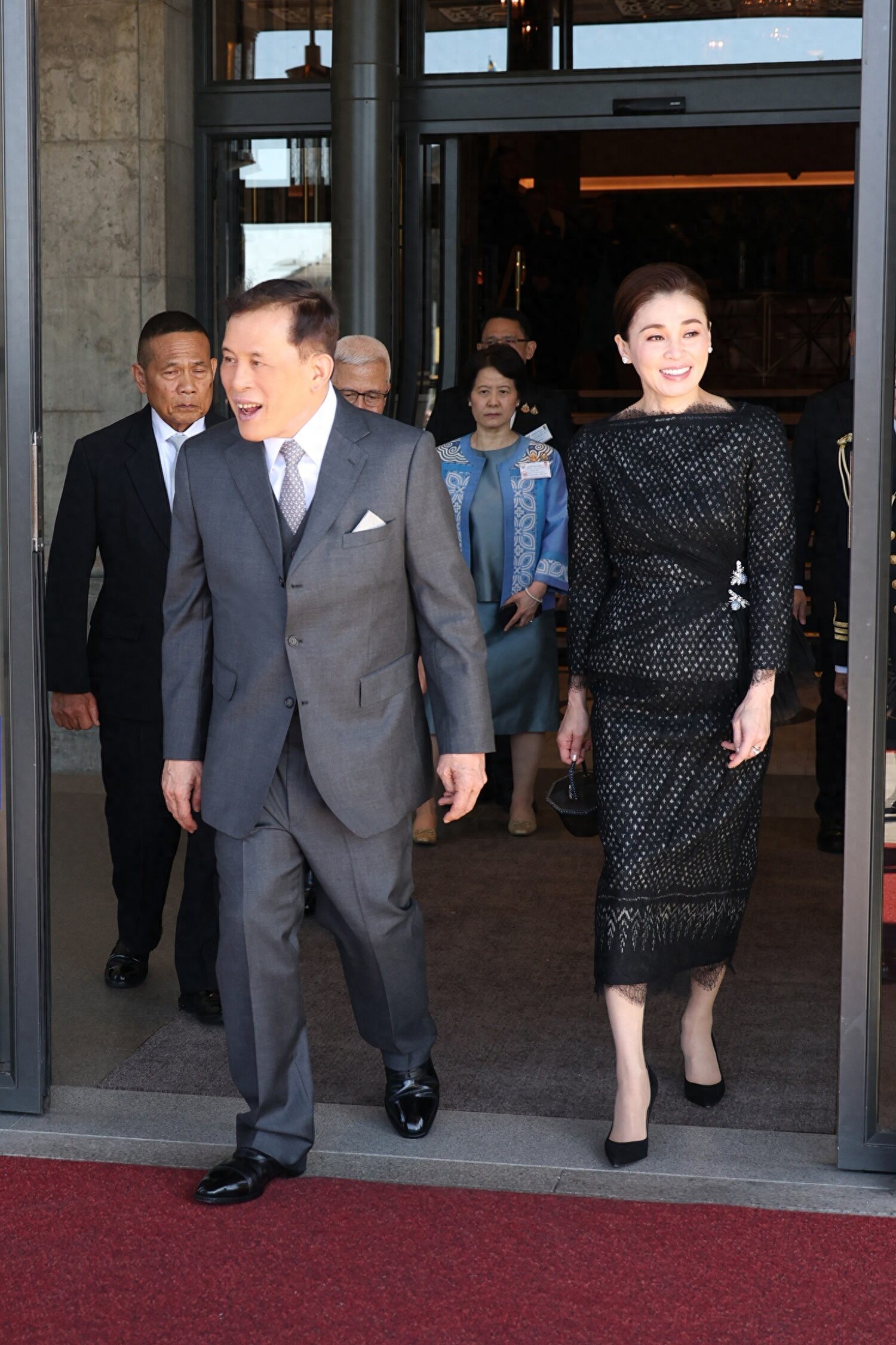 泰国王后从瑞典回国！穿蕾丝黑裙好惊艳，苏提达这次美成大赢家了