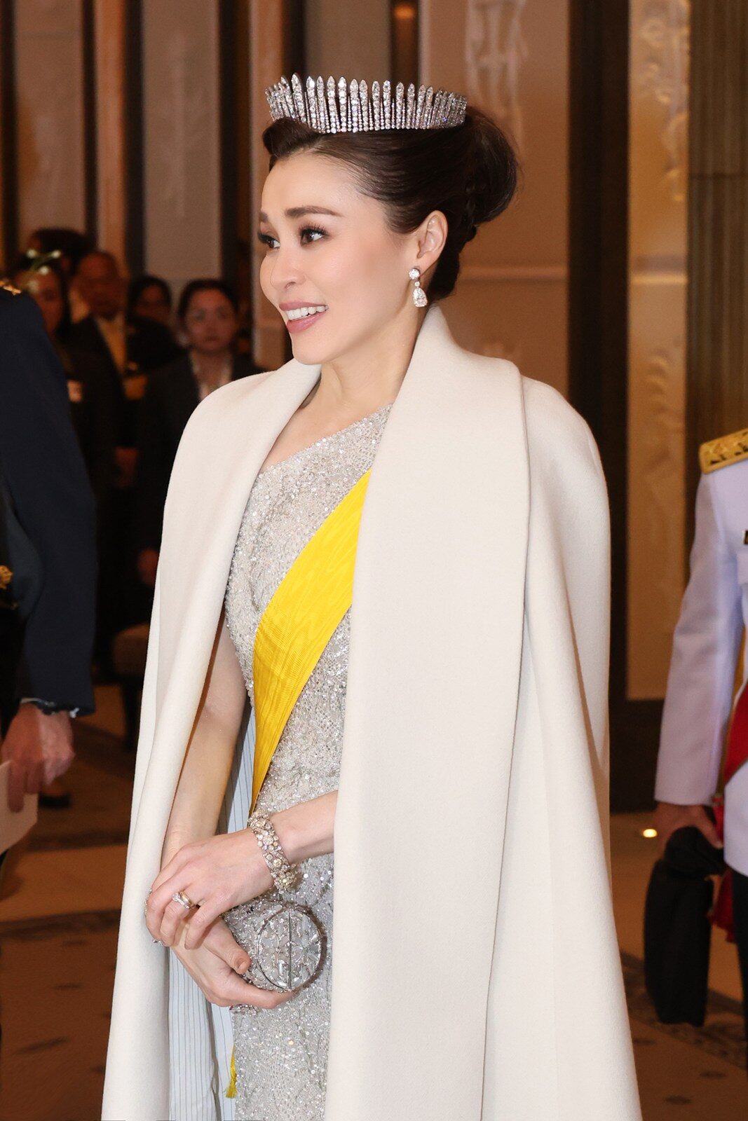 蕾丝裙适合什么场合穿__穿白色蕾丝裙美女图片