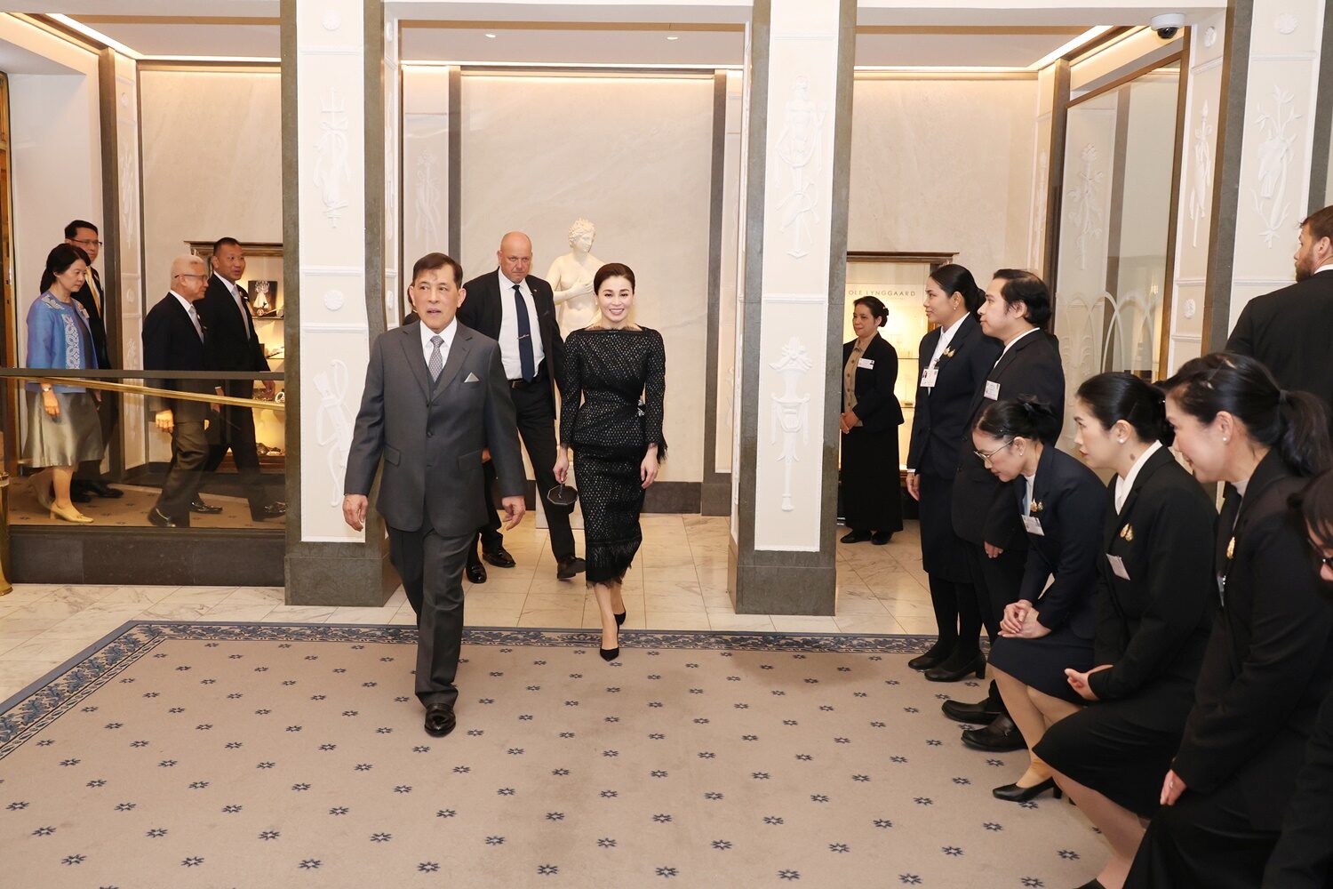 _蕾丝裙适合什么场合穿_穿白色蕾丝裙美女图片
