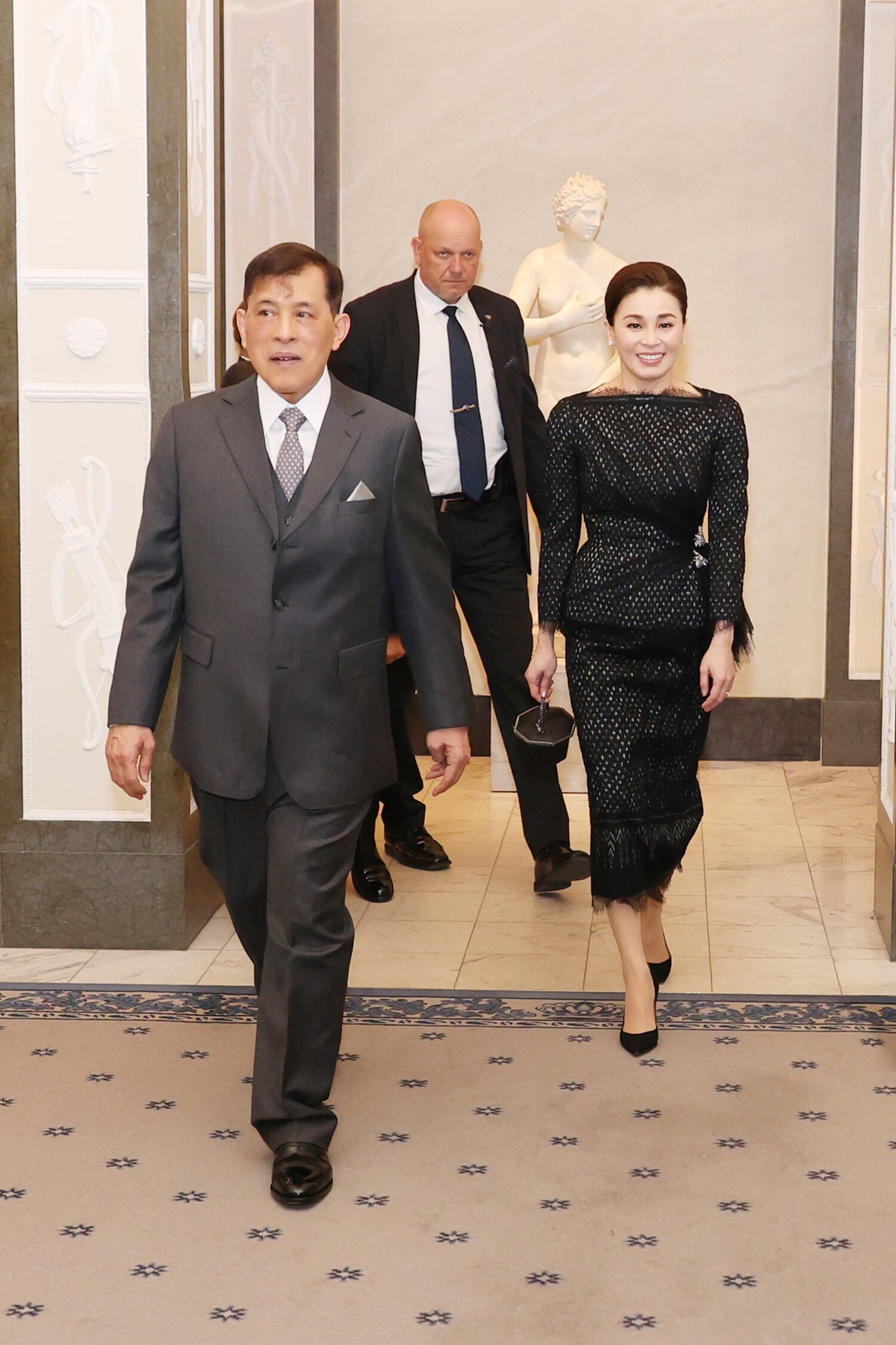 穿白色蕾丝裙美女图片_蕾丝裙适合什么场合穿_