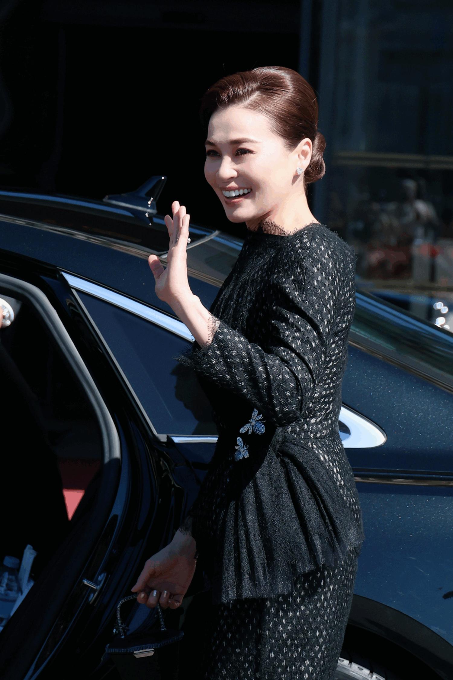 蕾丝裙适合什么场合穿__穿白色蕾丝裙美女图片