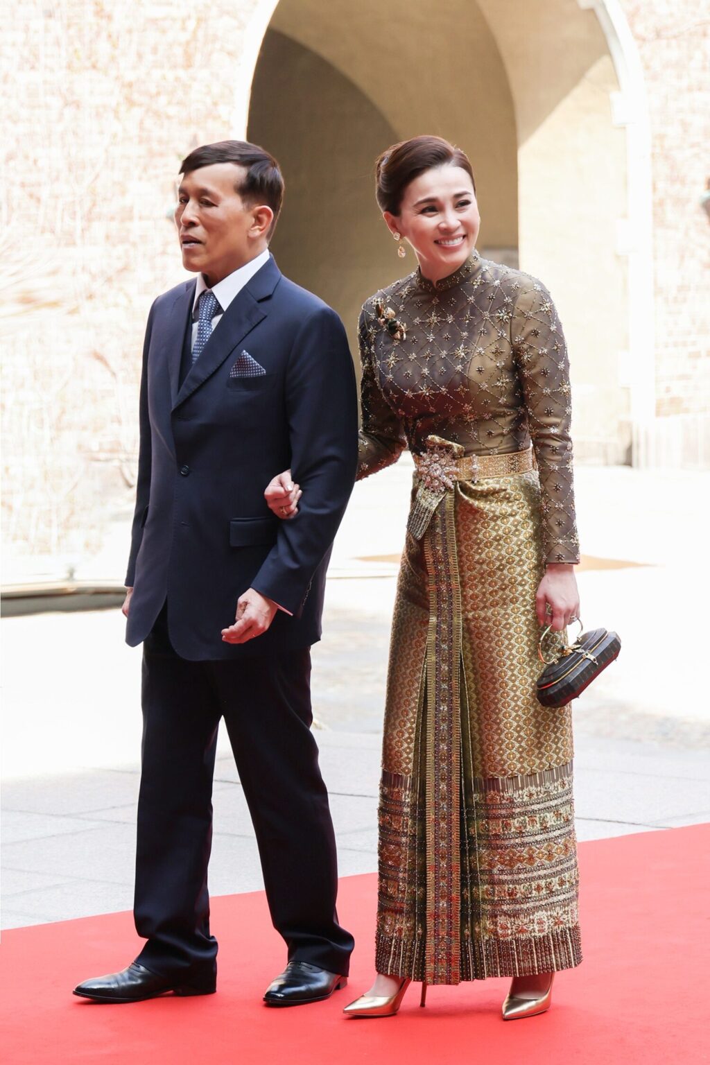 蕾丝裙适合什么场合穿_穿白色蕾丝裙美女图片_