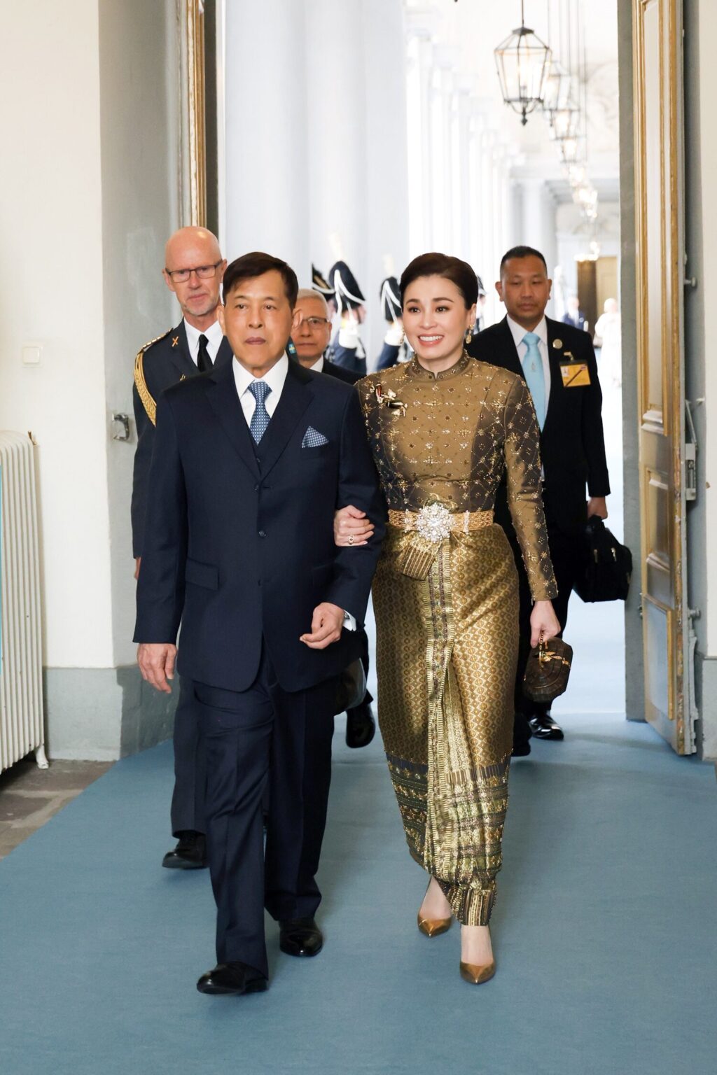 蕾丝裙适合什么场合穿_穿白色蕾丝裙美女图片_