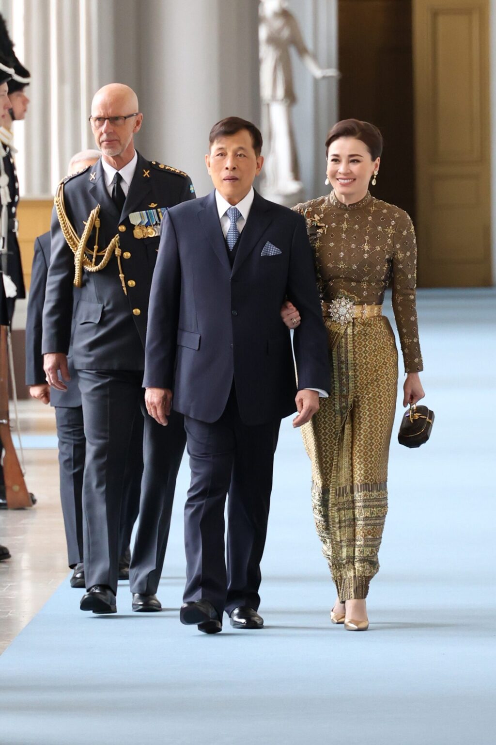 _蕾丝裙适合什么场合穿_穿白色蕾丝裙美女图片