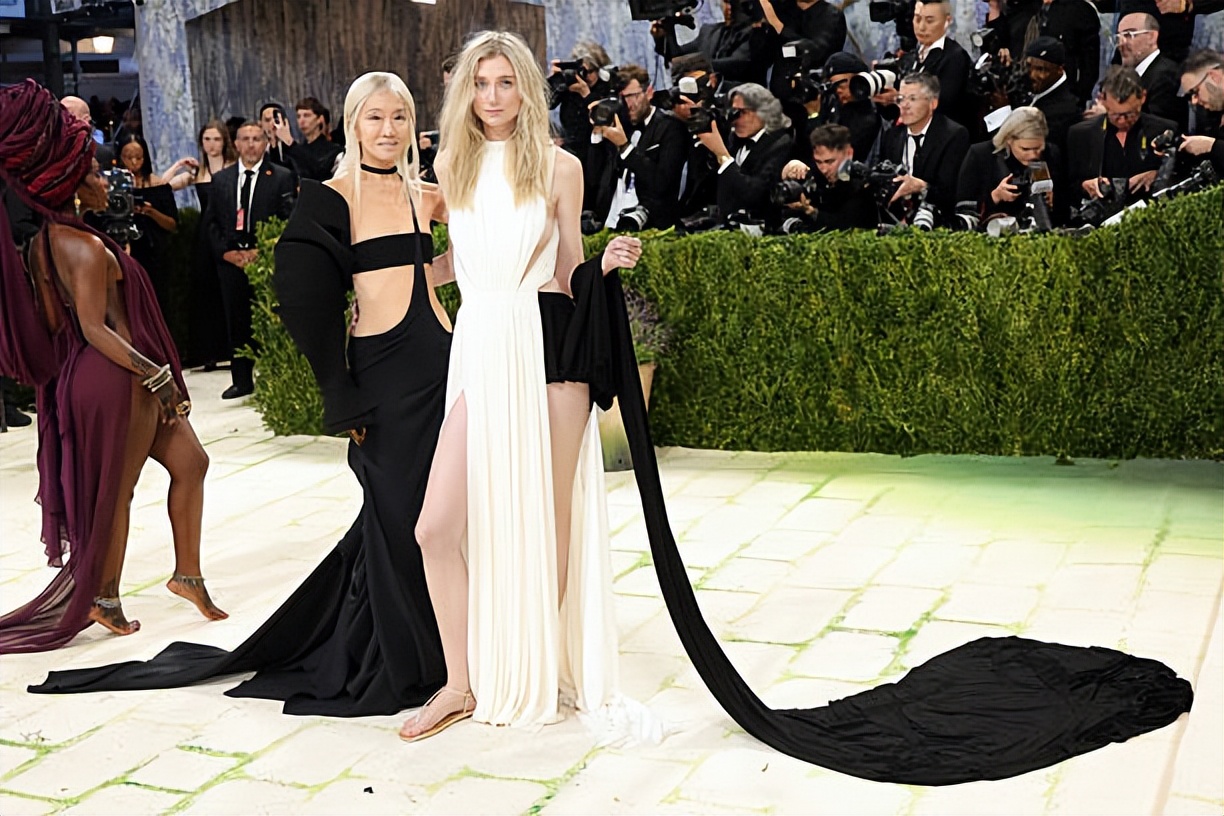 _76岁王薇薇又勇闯Metgala！身上挂块黑布就走红毯，这老太太真猛_76岁王薇薇又勇闯Metgala！身上挂块黑布就走红毯，这老太太真猛