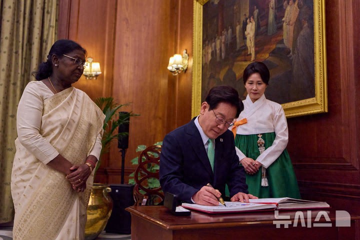 印度为李在明夫妇举行国宴！夫人金惠景又美了，穿传统韩服很惊艳