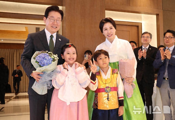 韩国第一夫人刚抵达印度就美翻了！穿白绿配小清新韩服，又嫩又美
