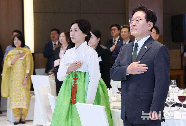 韩国第一夫人刚抵达印度就美翻了！穿白绿配小清新韩服，又嫩又美__韩国第一夫人刚抵达印度就美翻了！穿白绿配小清新韩服，又嫩又美