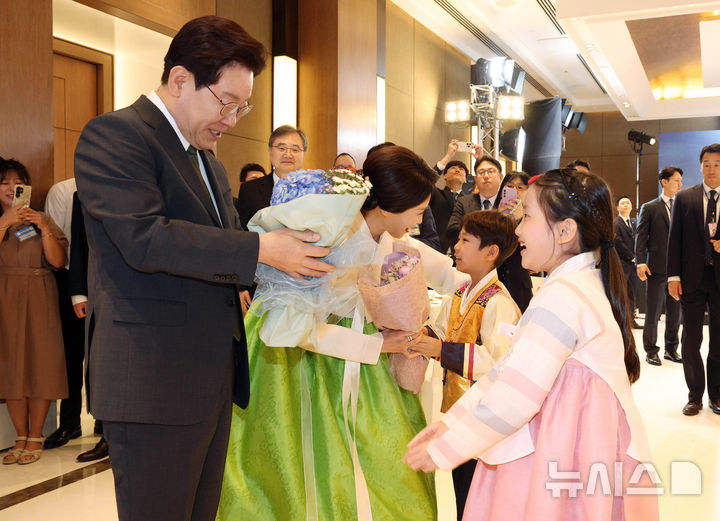 韩国第一夫人刚抵达印度就美翻了！穿白绿配小清新韩服，又嫩又美_韩国第一夫人刚抵达印度就美翻了！穿白绿配小清新韩服，又嫩又美_
