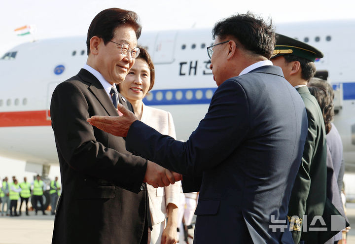 _韩国第一夫人刚抵达印度就美翻了！穿白绿配小清新韩服，又嫩又美_韩国第一夫人刚抵达印度就美翻了！穿白绿配小清新韩服，又嫩又美