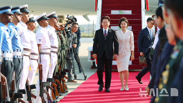 _韩国第一夫人刚抵达印度就美翻了！穿白绿配小清新韩服，又嫩又美_韩国第一夫人刚抵达印度就美翻了！穿白绿配小清新韩服，又嫩又美