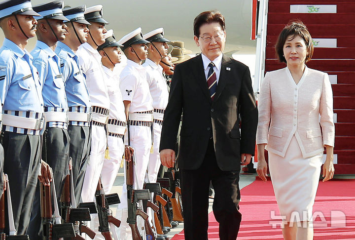 韩国第一夫人刚抵达印度就美翻了！穿白绿配小清新韩服，又嫩又美_韩国第一夫人刚抵达印度就美翻了！穿白绿配小清新韩服，又嫩又美_