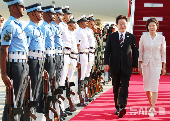 _韩国第一夫人刚抵达印度就美翻了！穿白绿配小清新韩服，又嫩又美_韩国第一夫人刚抵达印度就美翻了！穿白绿配小清新韩服，又嫩又美