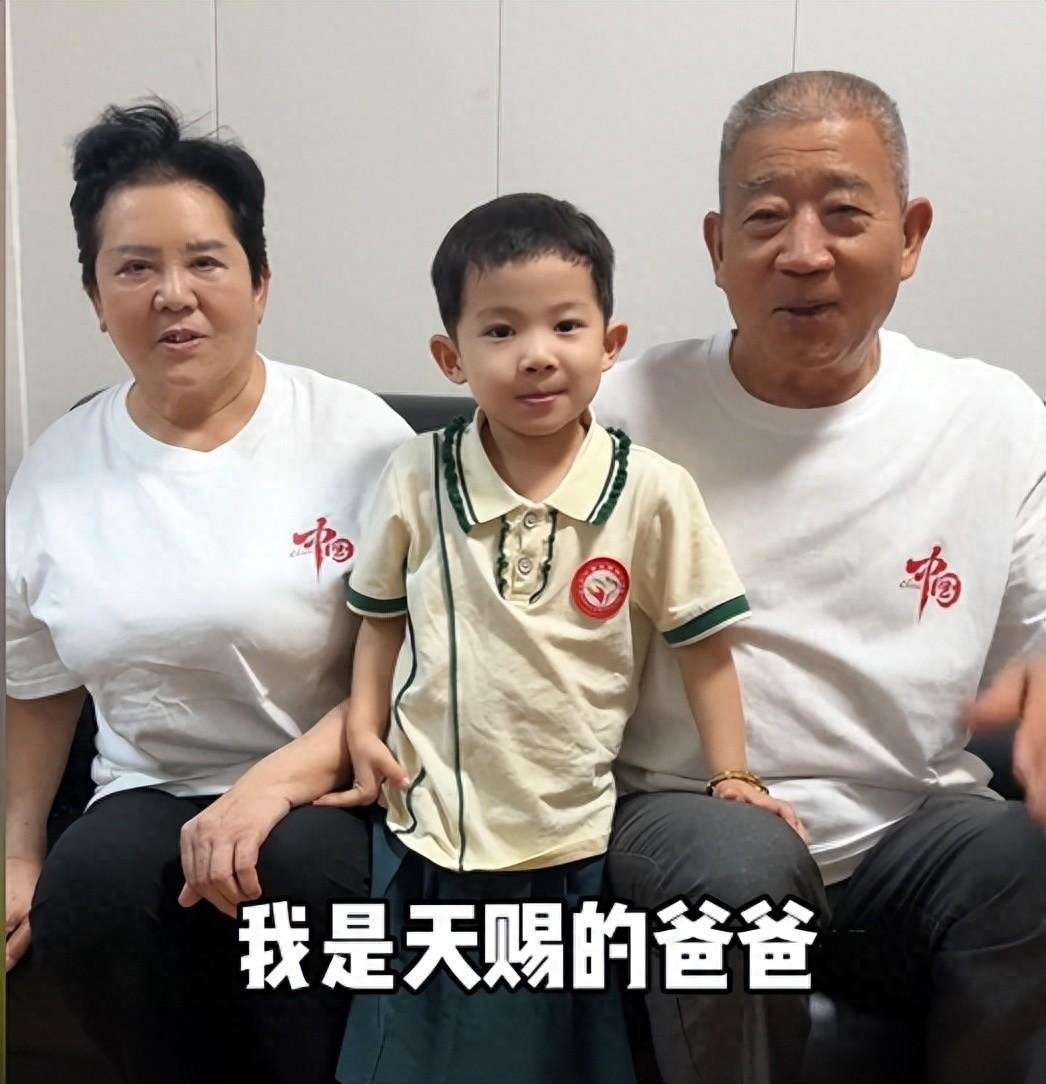 73岁“天赐妈”头发剃光躺病床，6岁幼女孝顺喂奶，画面令人动容__73岁“天赐妈”头发剃光躺病床，6岁幼女孝顺喂奶，画面令人动容