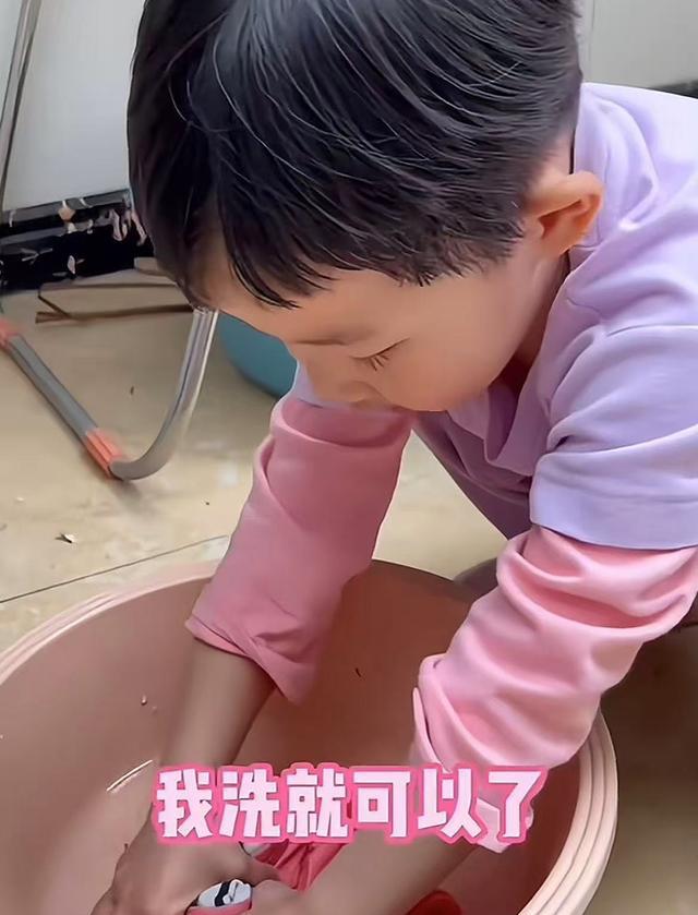 73岁“天赐妈”头发剃光躺病床，6岁幼女孝顺喂奶，画面令人动容_73岁“天赐妈”头发剃光躺病床，6岁幼女孝顺喂奶，画面令人动容_