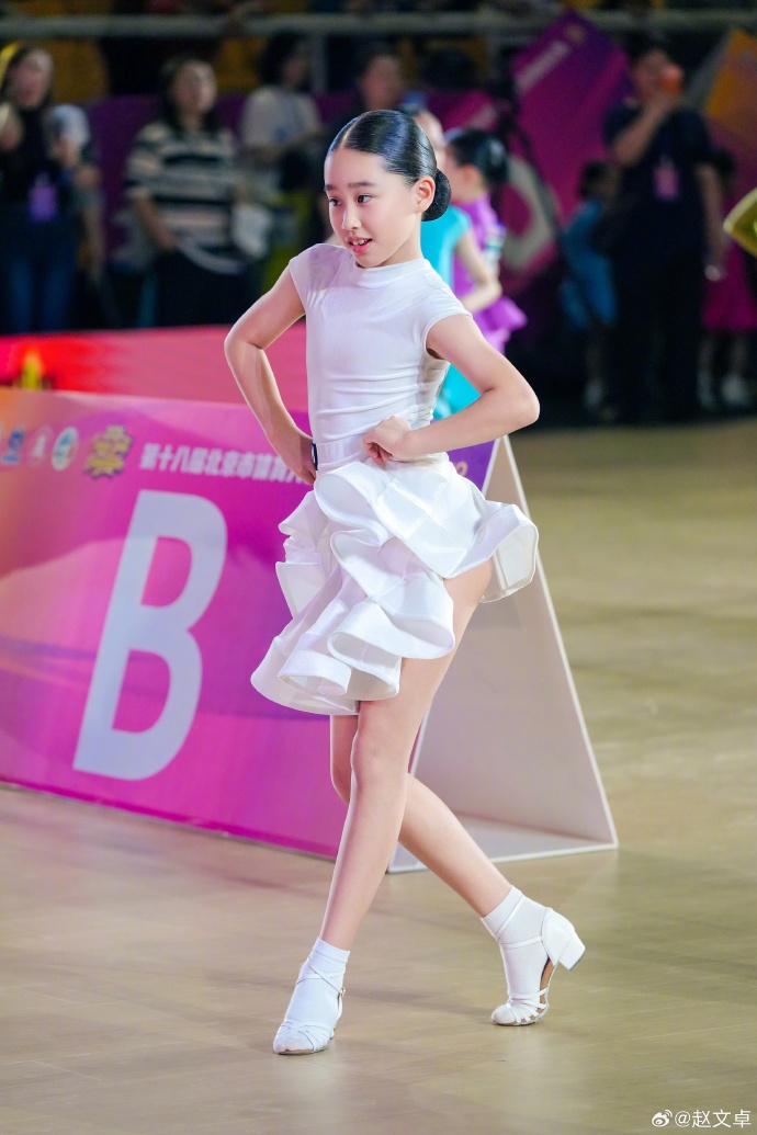 赵文卓9岁幼女夺拉丁舞冠军,子月舞姿灵动,赵子龙为妹妹打Call__赵文卓9岁幼女夺拉丁舞冠军,子月舞姿灵动,赵子龙为妹妹打Call