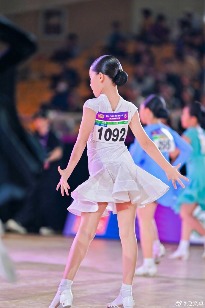 赵文卓9岁幼女夺拉丁舞冠军,子月舞姿灵动,赵子龙为妹妹打Call__赵文卓9岁幼女夺拉丁舞冠军,子月舞姿灵动,赵子龙为妹妹打Call