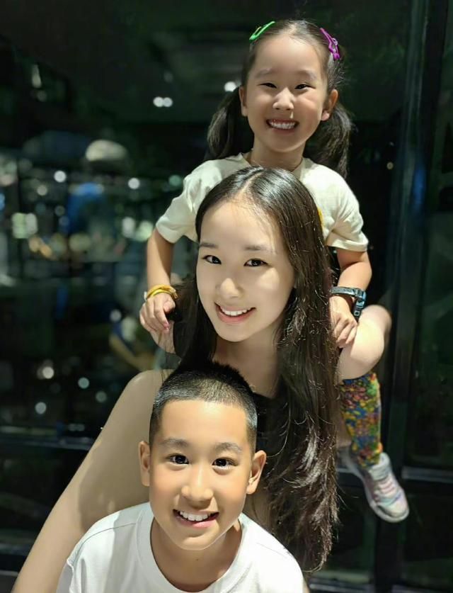 赵文卓9岁幼女夺拉丁舞冠军,子月舞姿灵动,赵子龙为妹妹打Call_赵文卓9岁幼女夺拉丁舞冠军,子月舞姿灵动,赵子龙为妹妹打Call_