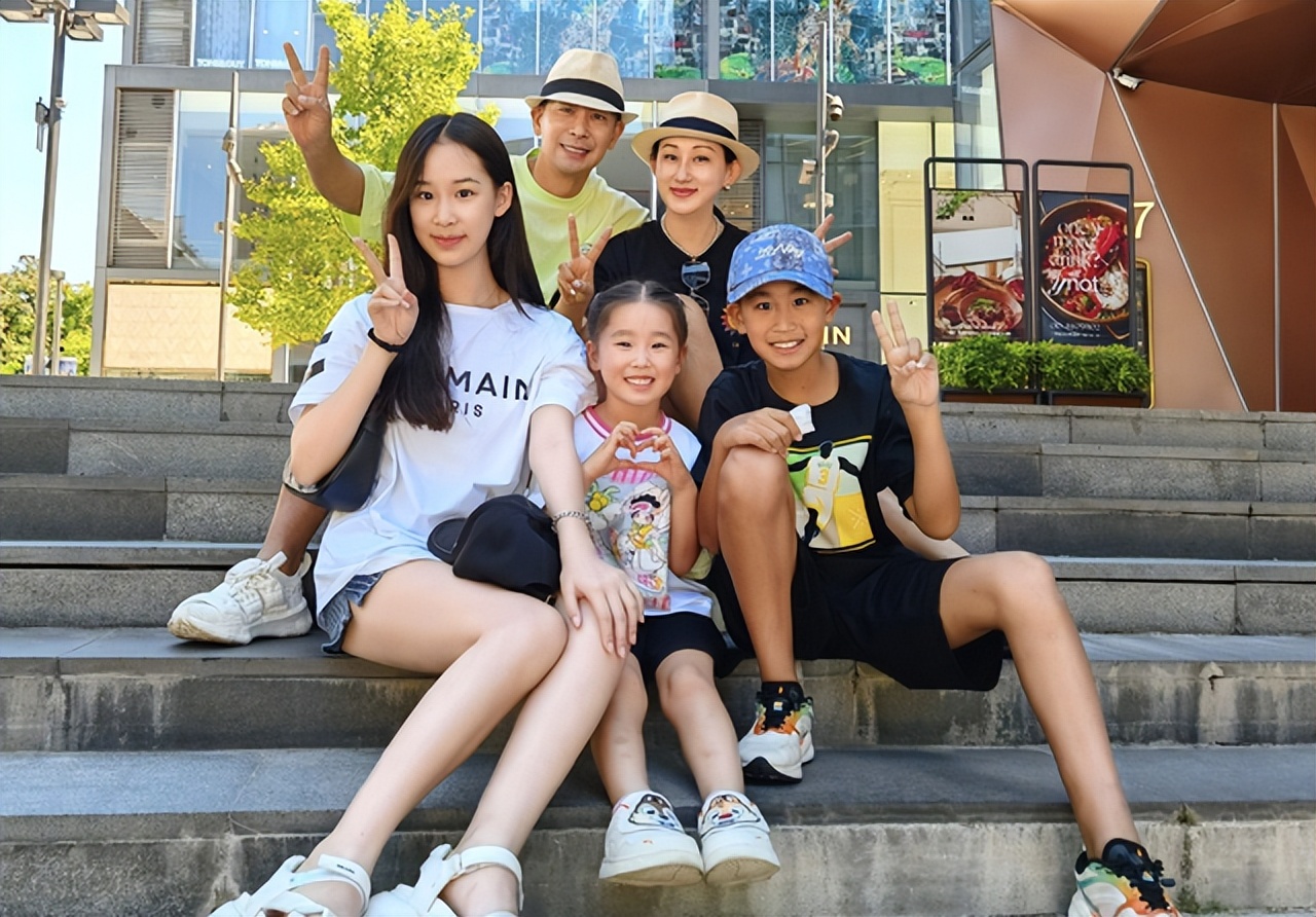 _赵文卓9岁幼女夺拉丁舞冠军,子月舞姿灵动,赵子龙为妹妹打Call_赵文卓9岁幼女夺拉丁舞冠军,子月舞姿灵动,赵子龙为妹妹打Call