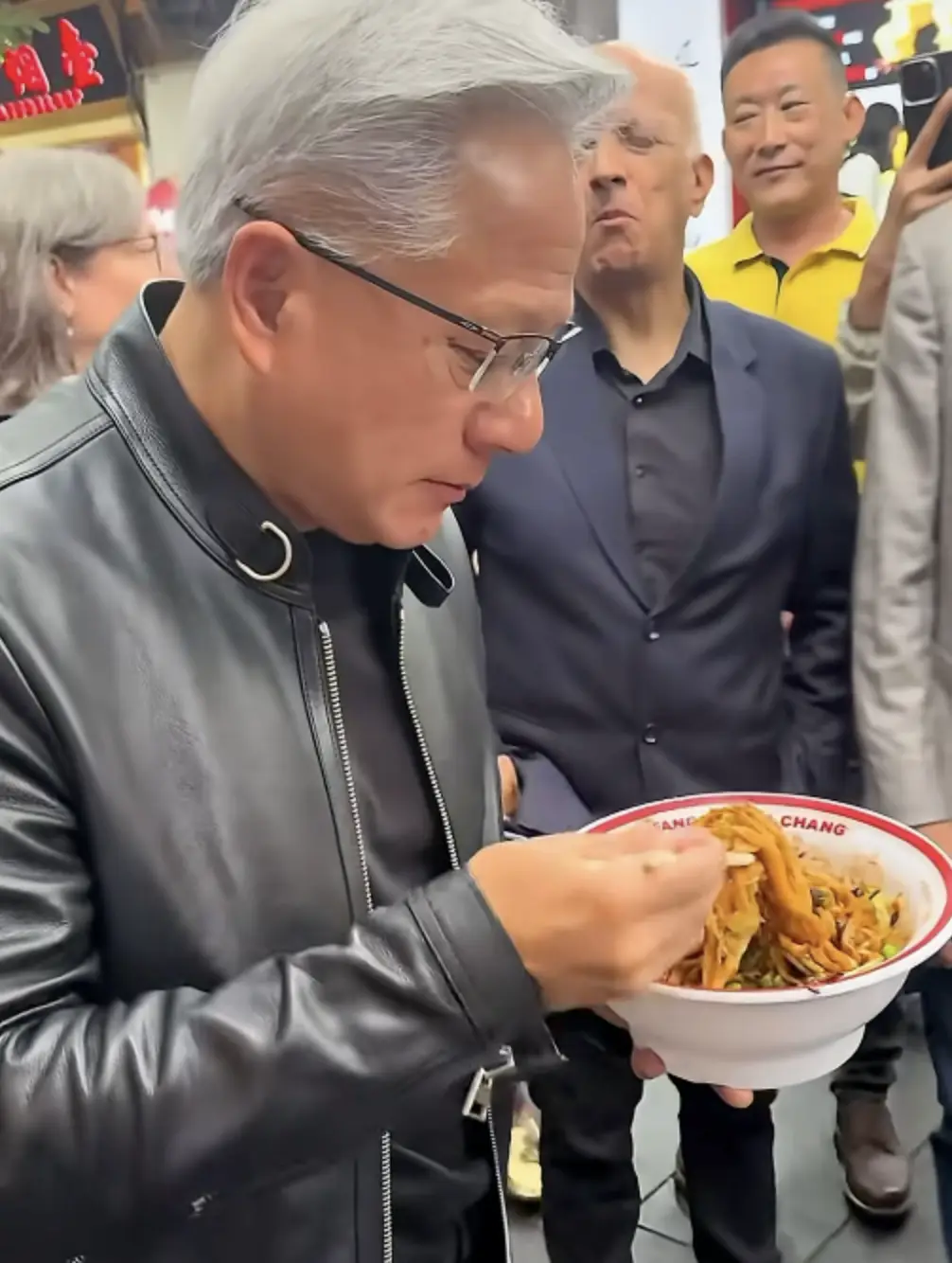 酒吧老板需要每天去酒吧的吗__酒吧老板会调酒吗
