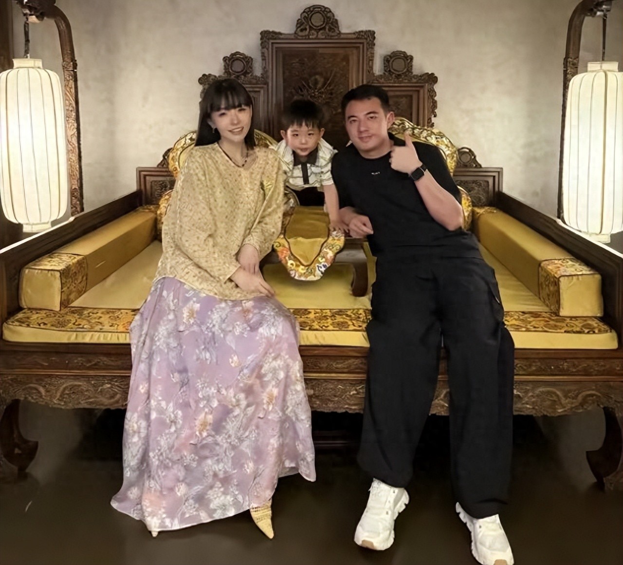 夕又米晒三世同堂照庆木婚，4岁儿子虎头虎脑，18岁女儿留学国外
