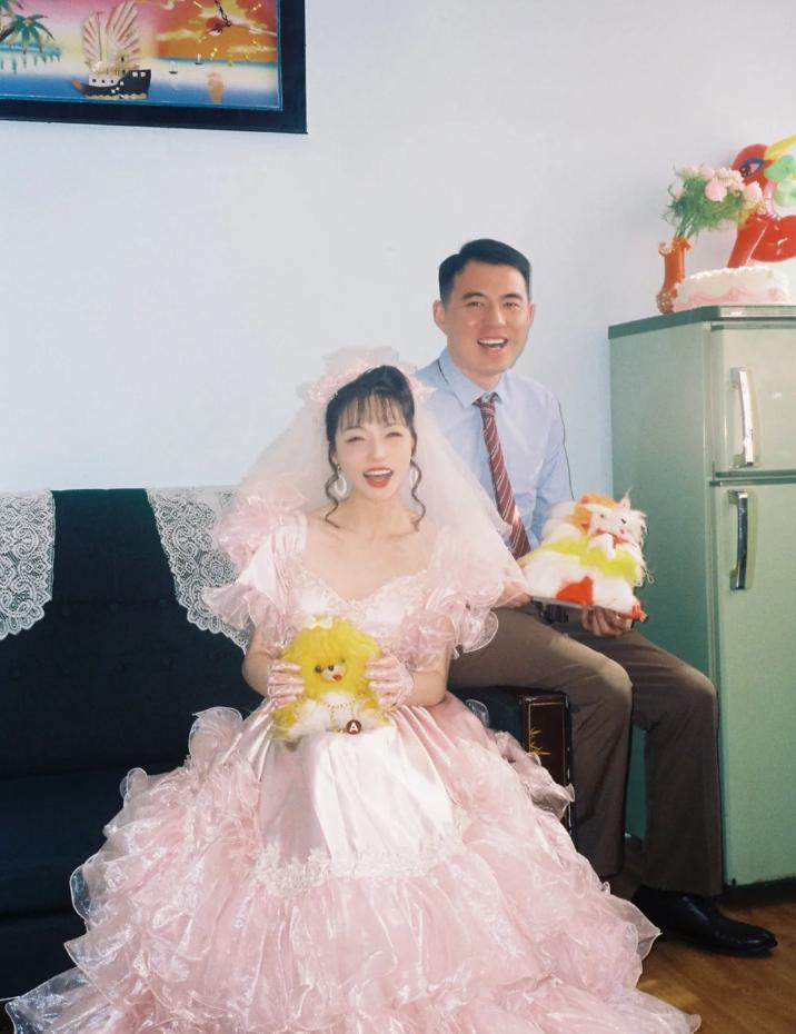 佟丽娅晒照庆锡伯族西迁节__国外美女辣妈争晒哺乳照