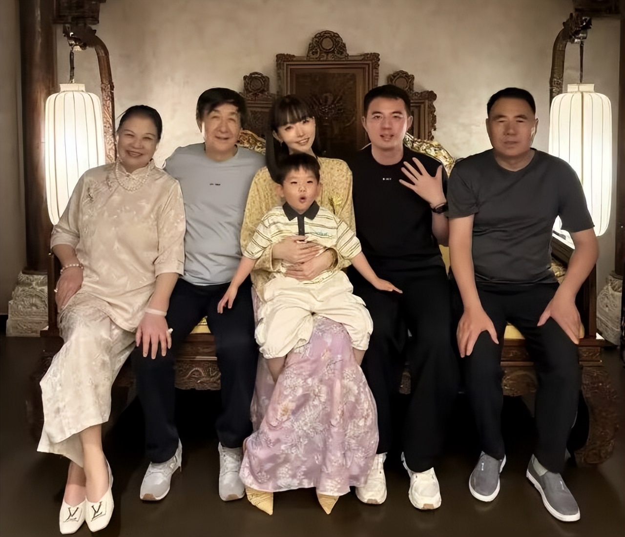 佟丽娅晒照庆锡伯族西迁节__国外美女辣妈争晒哺乳照