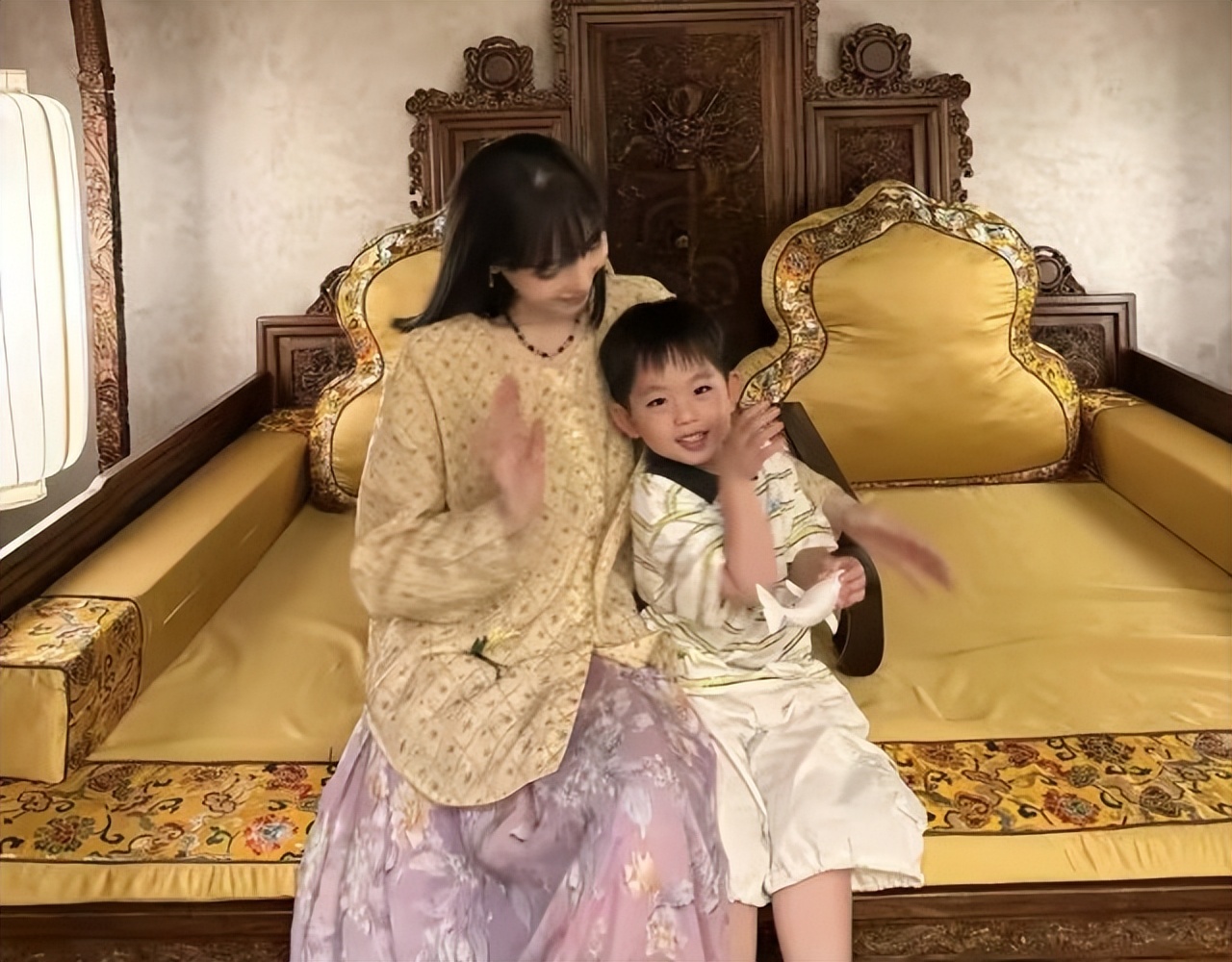 佟丽娅晒照庆锡伯族西迁节__国外美女辣妈争晒哺乳照