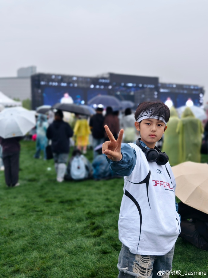 _郭晓敏带娃参加音乐节,11岁李敏好帅气像爸,网友吁“原地出道”_郭晓敏带娃参加音乐节,11岁李敏好帅气像爸,网友吁“原地出道”