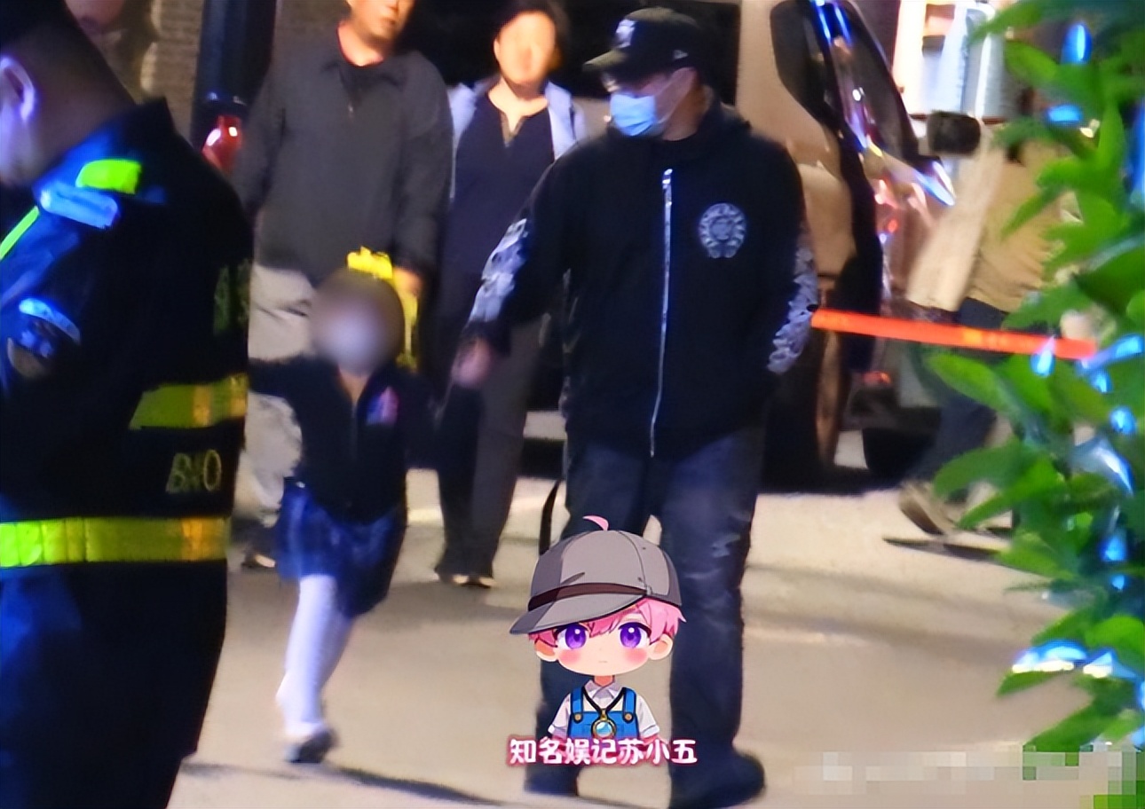 潘玮柏携妻女外出聚餐,6岁爱女打扮似小公主,全程黏着爸爸__潘玮柏携妻女外出聚餐,6岁爱女打扮似小公主,全程黏着爸爸