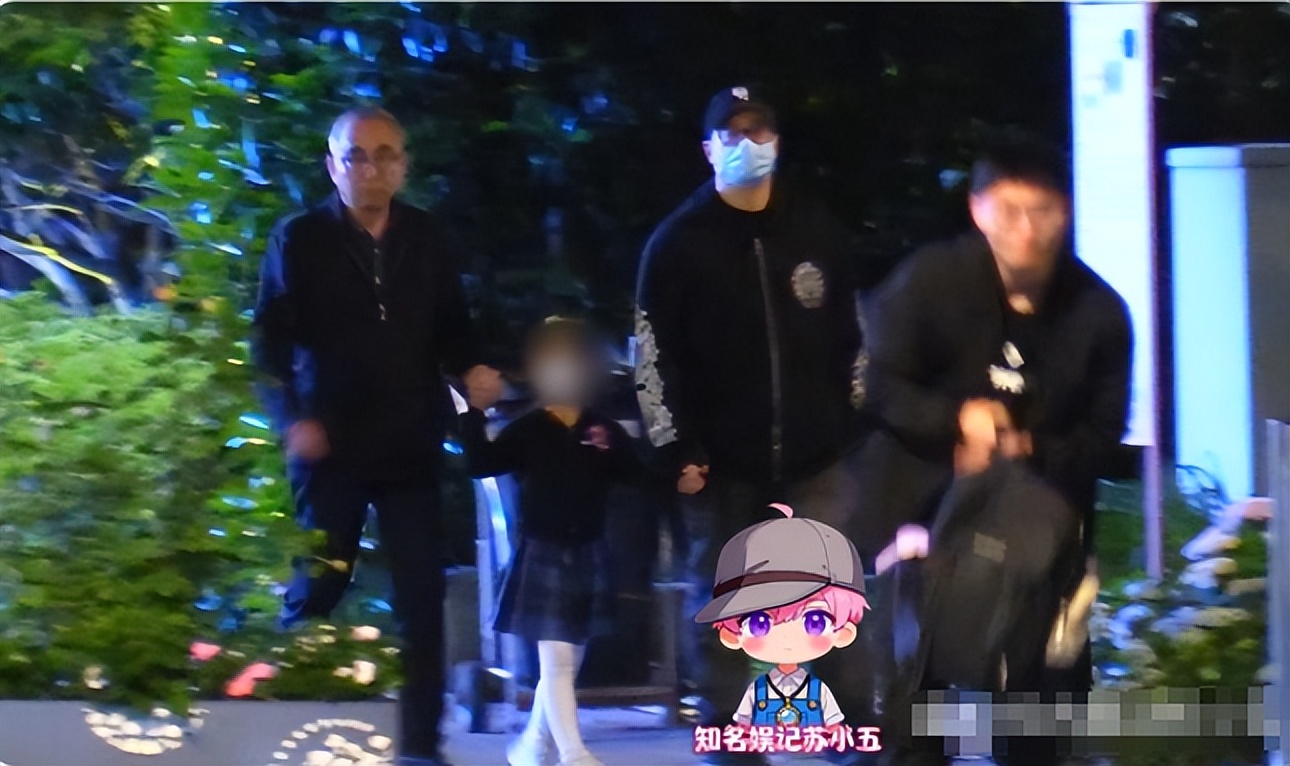 潘玮柏携妻女外出聚餐,6岁爱女打扮似小公主,全程黏着爸爸_潘玮柏携妻女外出聚餐,6岁爱女打扮似小公主,全程黏着爸爸_
