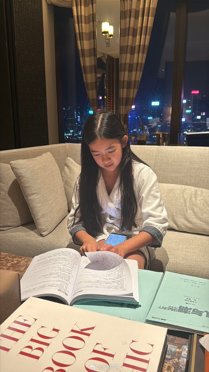 秦子越为长女庆生,12岁天天神似爸爸聂远,高颜值已入行演艺圈_秦子越为长女庆生,12岁天天神似爸爸聂远,高颜值已入行演艺圈_
