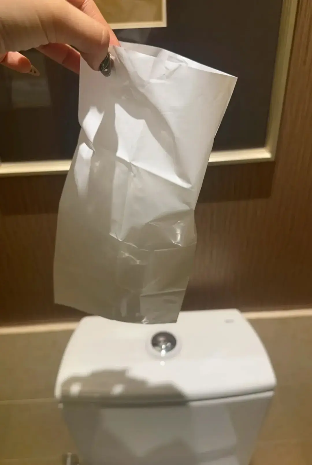 酒店发现赌博该怎么处理_酒店有人赌博会受到什么影响_