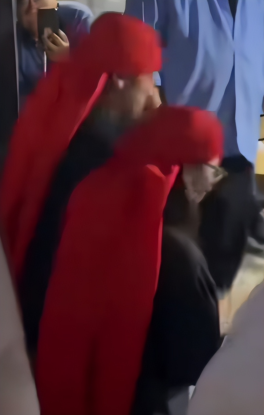 郭富城陪太太奔丧！与妻子同戴红色头巾跪拜外公，方媛哭肿双眼_郭富城陪太太奔丧！与妻子同戴红色头巾跪拜外公，方媛哭肿双眼_