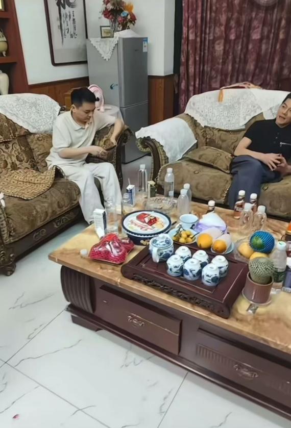 _郭富城陪太太奔丧！与妻子同戴红色头巾跪拜外公，方媛哭肿双眼_郭富城陪太太奔丧！与妻子同戴红色头巾跪拜外公，方媛哭肿双眼