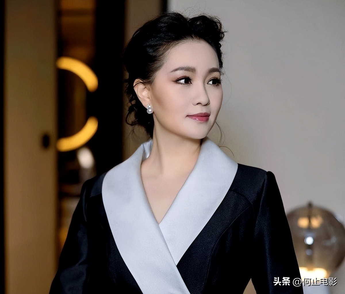 同是青歌赛冠军！她成了学院副院长，而他在直播间求