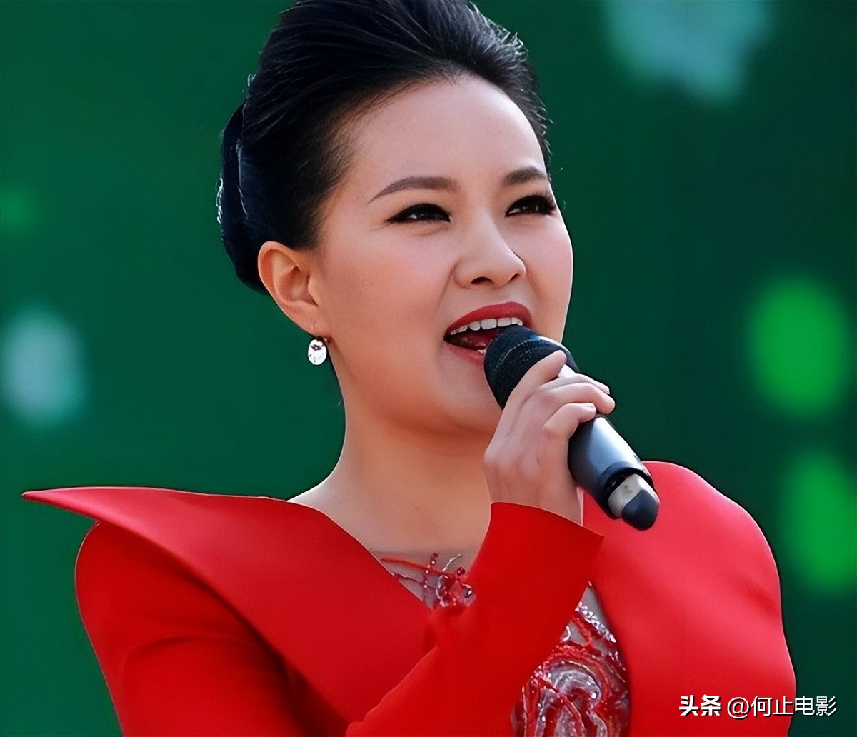 同是青歌赛冠军！她成了学院副院长，而他在直播间求