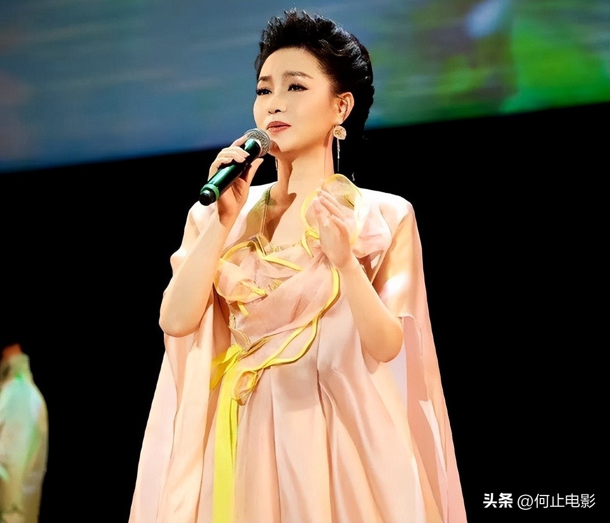 _同是青歌赛冠军！她成了学院副院长，而他在直播间求
