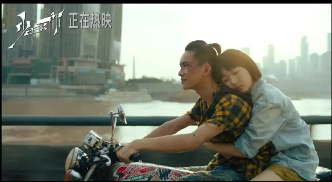 超3.8亿播放,198元起拍,“机车落地签”成重庆新特产__超3.8亿播放,198元起拍,“机车落地签”成重庆新特产